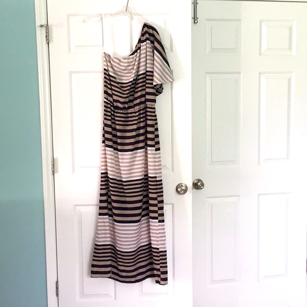 Beautiful off the shoulder Maxi Dress!!